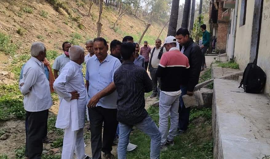 Railway puts red mark on 24 more houses in Ratanpur and Jalilpur villages, causing panic