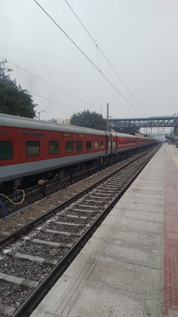 रेलवे स्टेशन पर खड़ी ट्रेन।