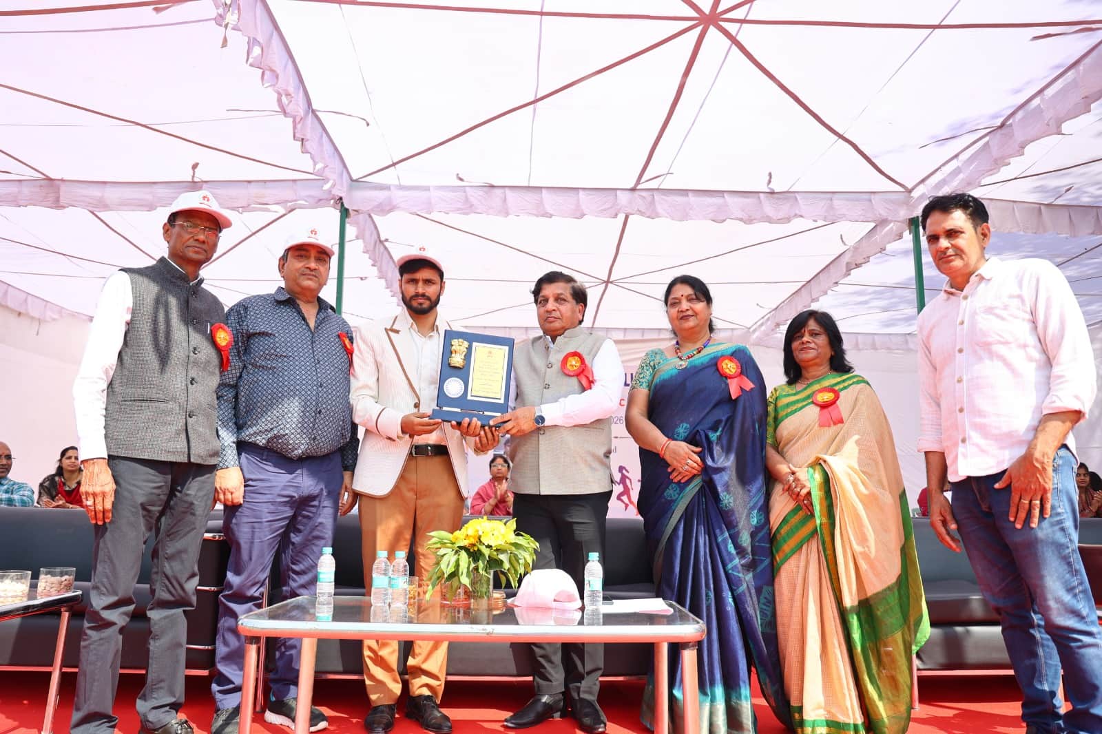 रेवाड़ी। केएलपी कॉलेज में आयोजित एथलेटिक मीट में मुख्य अतिथि खेल मंत्रालय के उपनिदेशक गौरव सोलं