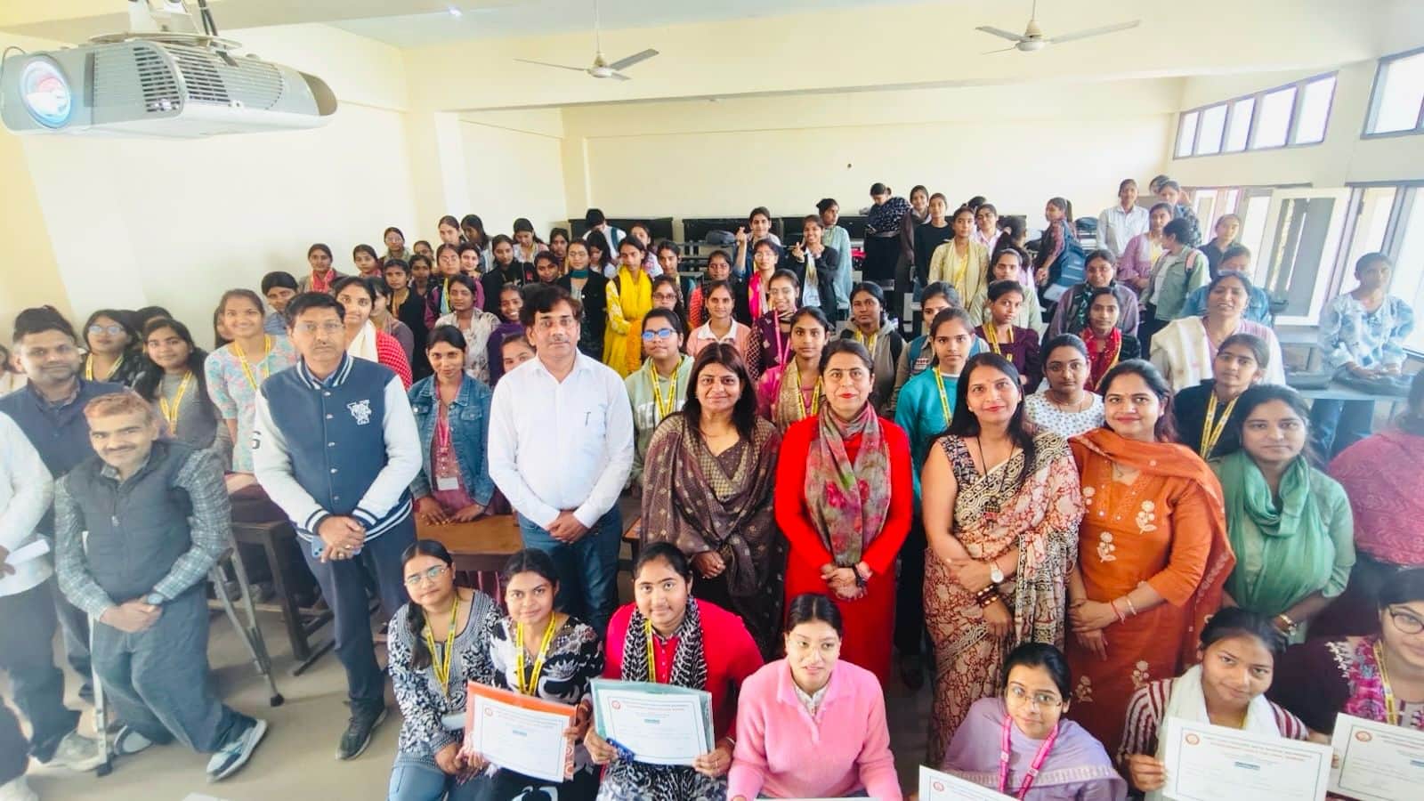 रेवाड़ी। राजकीय कन्या महाविद्यालय में आयोजित क्विज प्रतियोगिता में विजेता छात्राओं को सम्मानित 