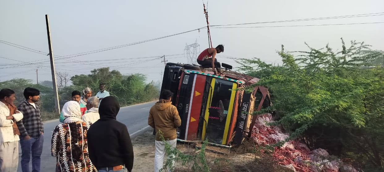 Uncontrolled canter loaded with carrots overturned, power supply disrupted