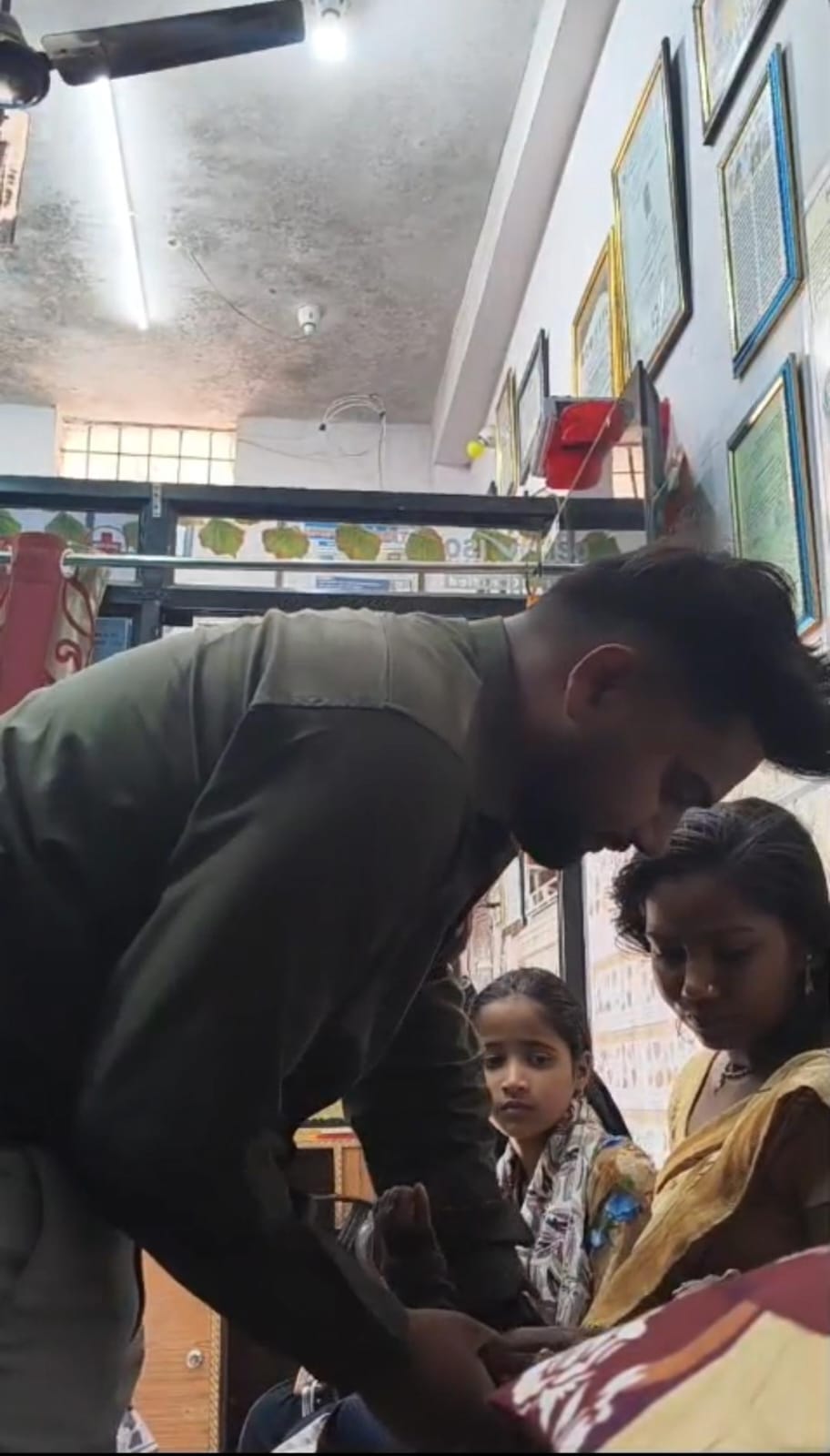 सीपीआर देते डॉक्टर