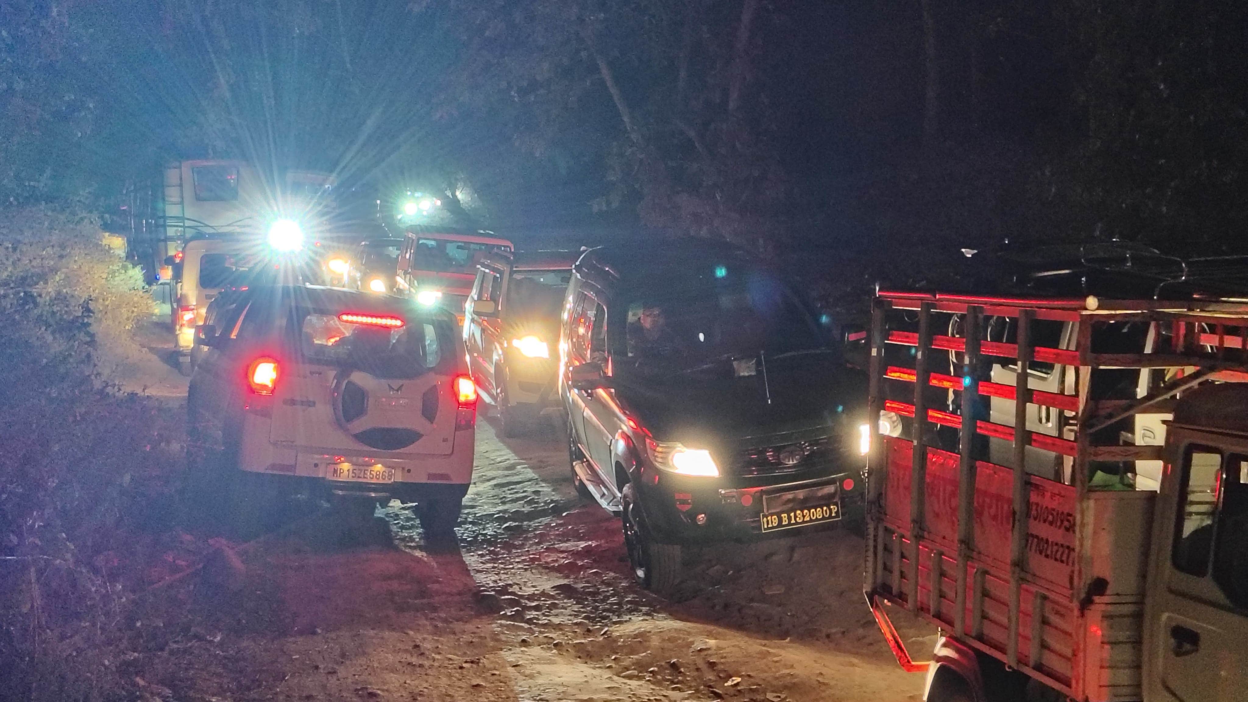 सड़क पर लगी वाहनों की कतार