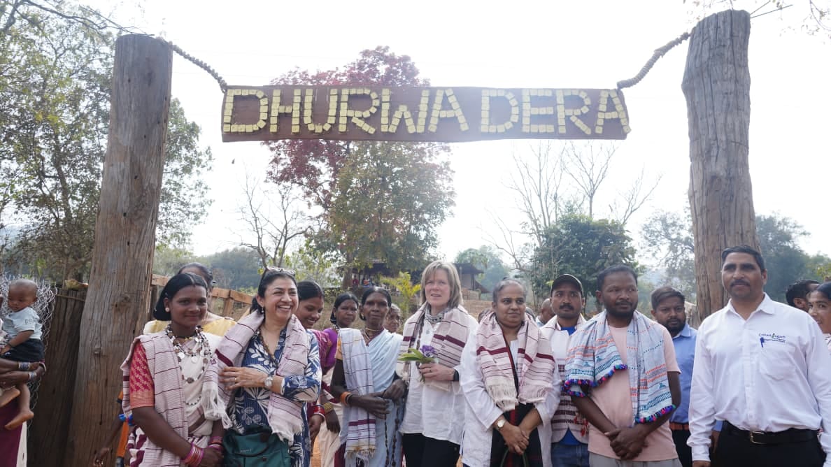 Foreign experts were cordially welcomed with Dhurva dance and Sihadi-Mahua garlands at Dhudmaras.