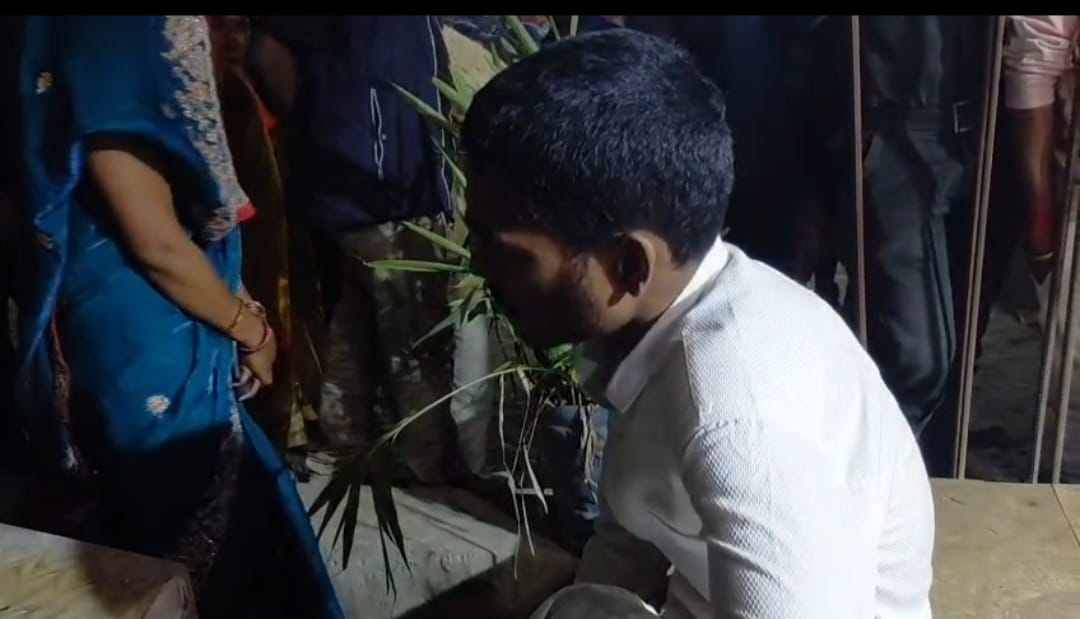 Muzaffarpur Bihar news : couple caught in love affair started preparing marriage lover fled from the spot