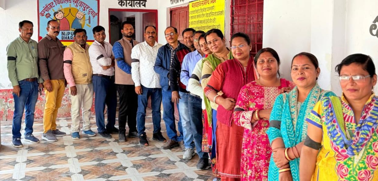 Teachers protested by wearing black bands