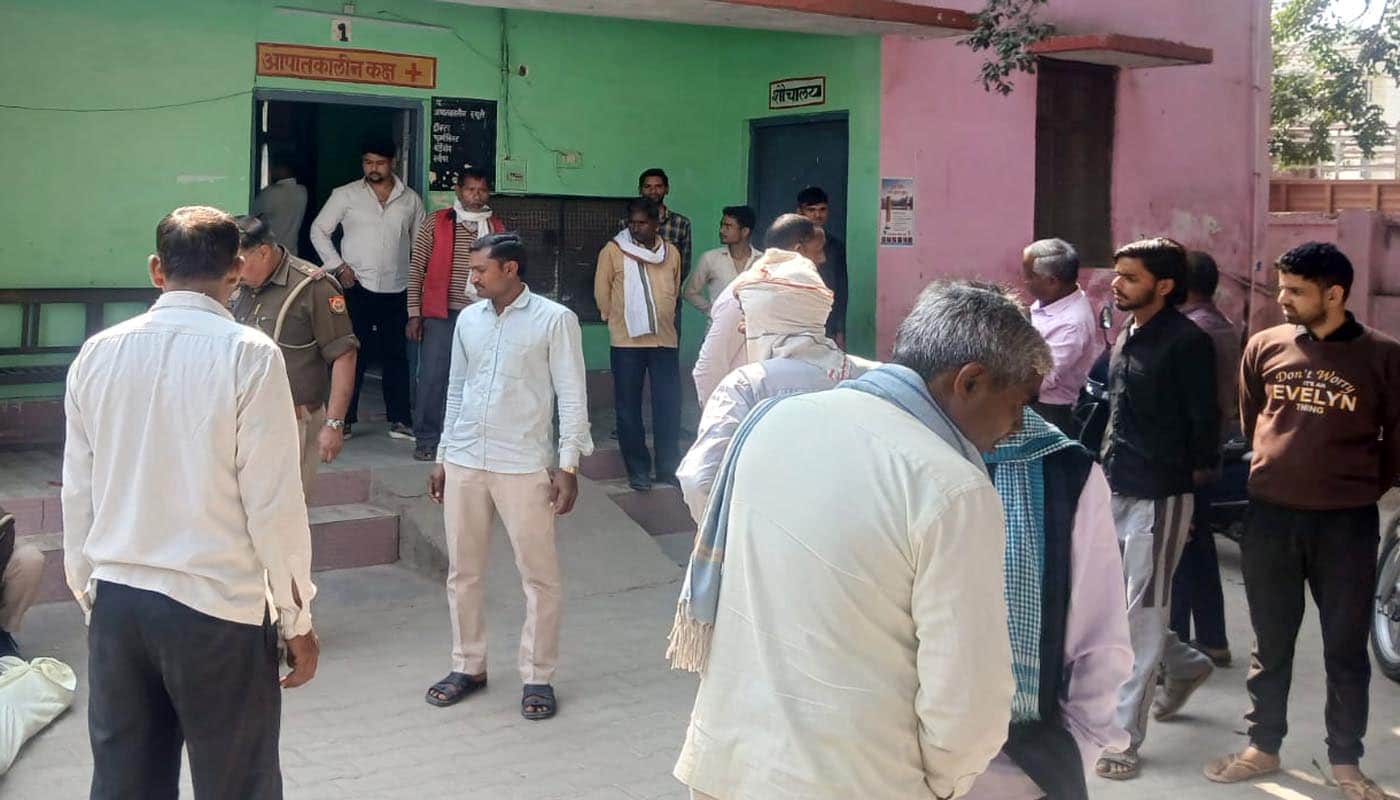 उझानी में रोटावेटर से किसान की मौत के बाद अस्पताल में जुटे परिवार के लोग। संवाद