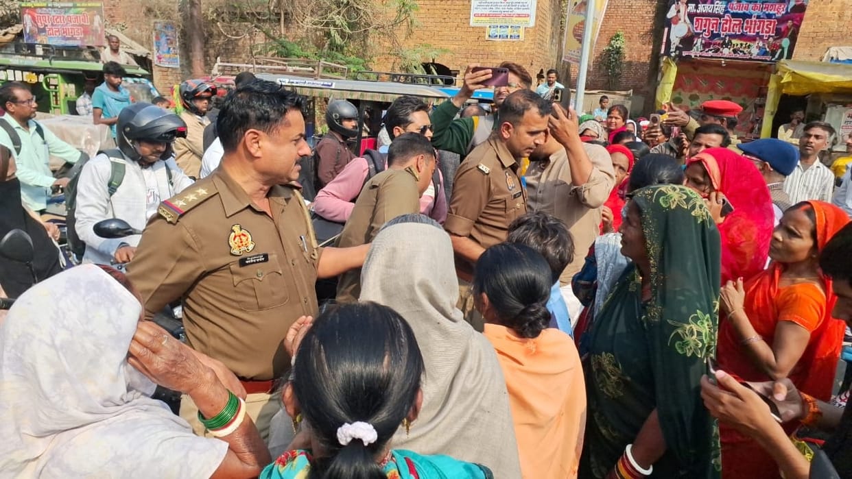 People of Kanshiram residence came out on the road in protest against power cut.