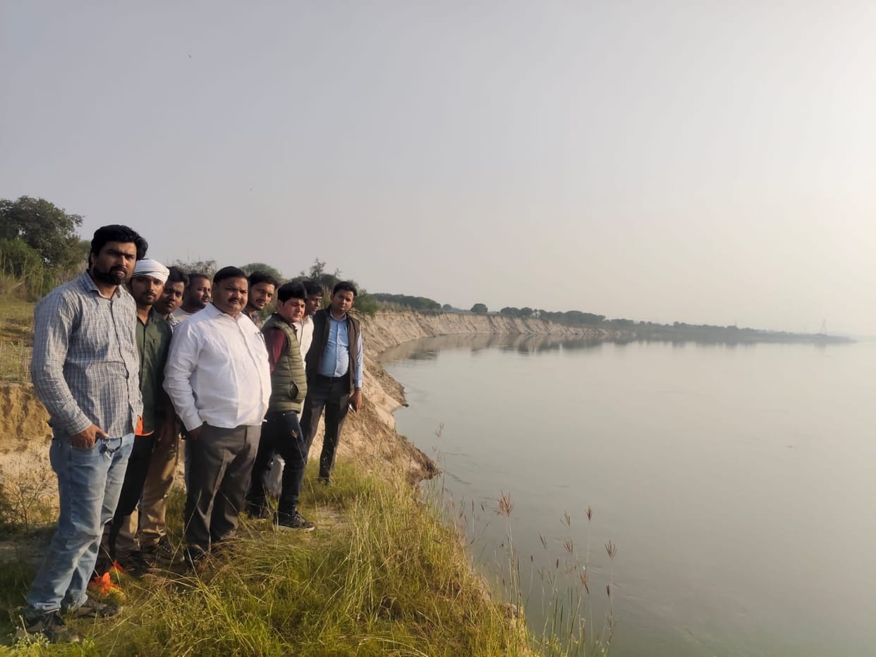 naraayanapur mein kataan kee hakeekat jaanane pahunche aphasarOfficers arrived in Narayanpur to know the reality of the cutting.Officers arrived in Narayanpur to know the reality of the cutting.