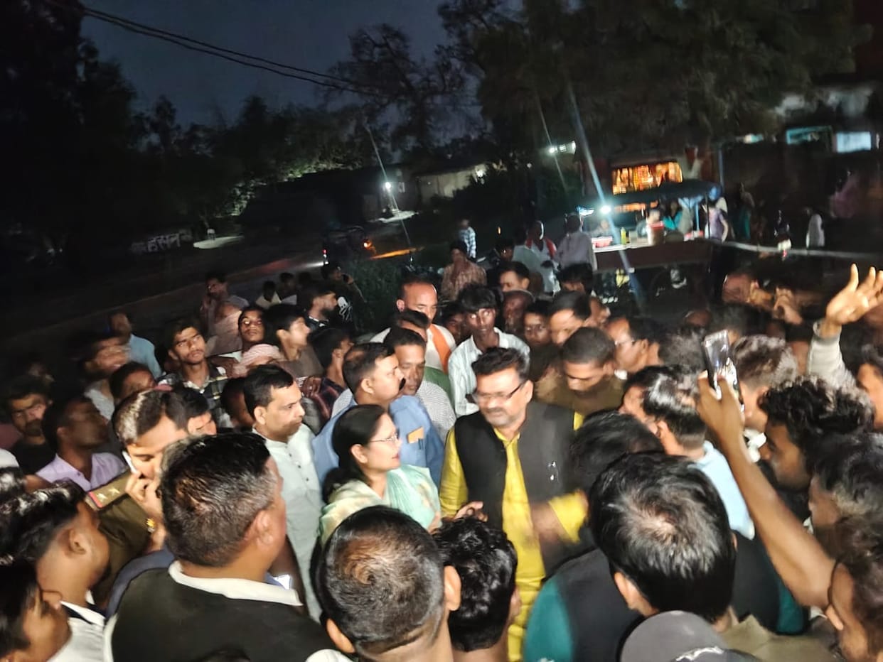 One and a half hour ruckus after blocking Bhagalpur-Salempur road
