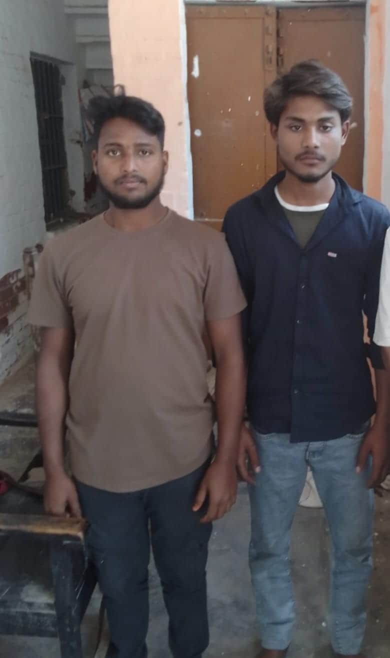 बाजारशुकुल थाने में मौजूद शाहिद के हत्यारोपी सुहैल और उसके बाएं अभिषेक।