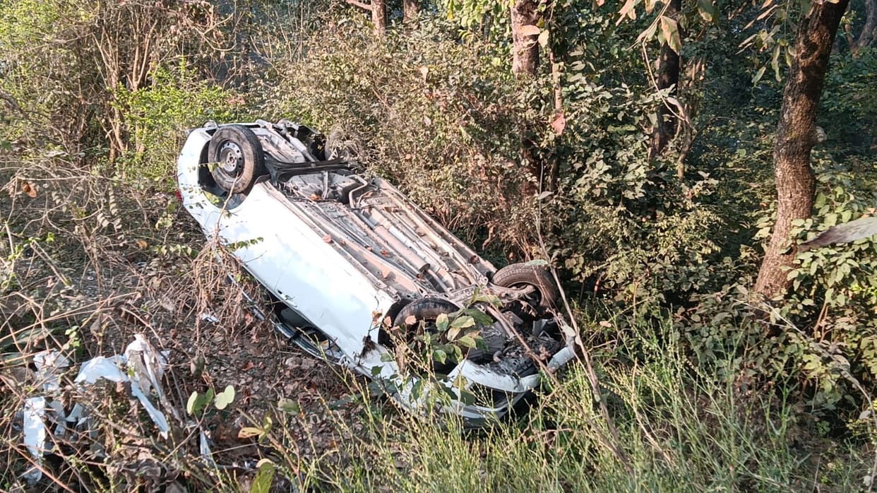 A taxi fell into a ditch while saving Nilgais, a major accident was averted.