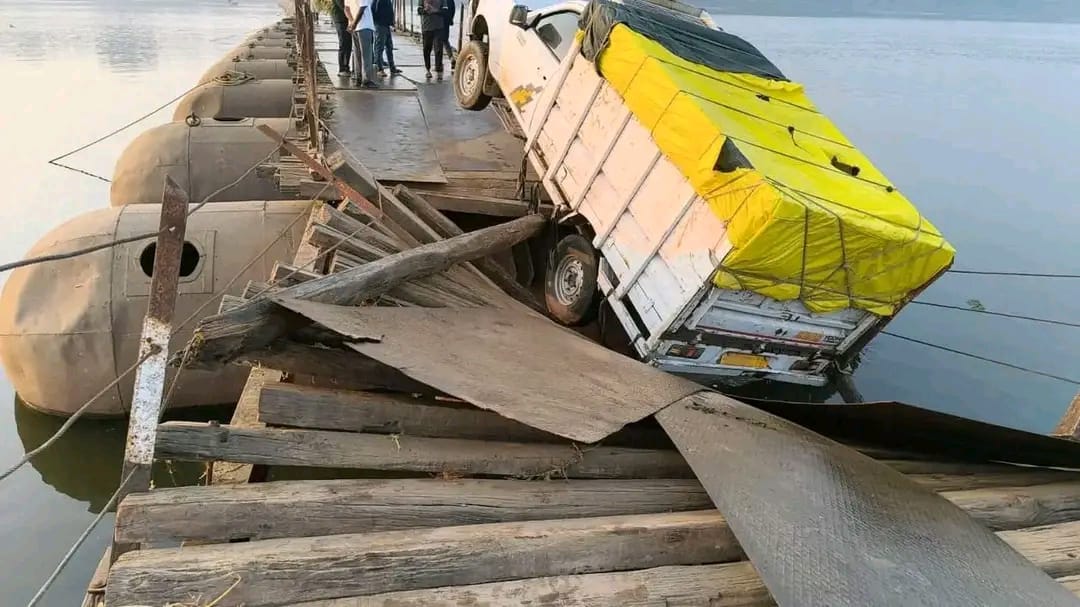 The wood of the pontoon bridge broke, the pickup was saved from falling into the river