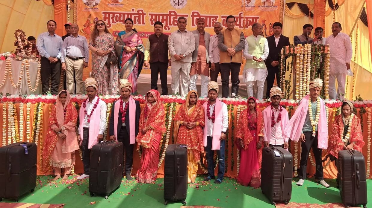 97 couples held each other's hands, will remain together for the rest of their lives
