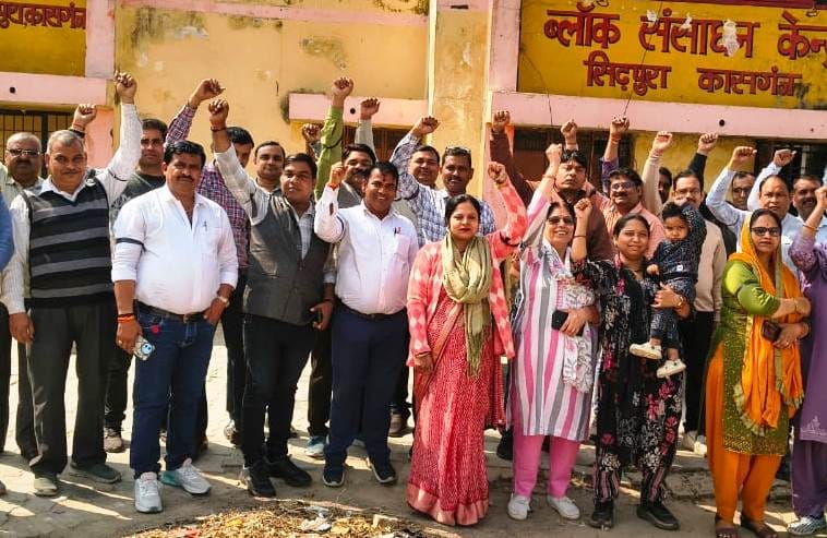 Teachers tied black bands in protest against mandatory TET