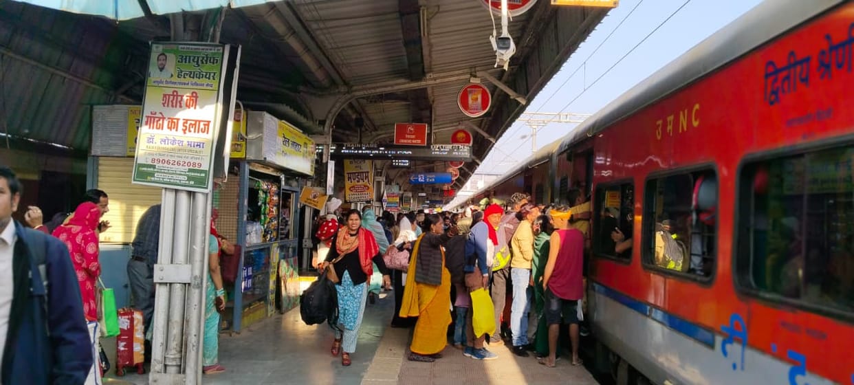 Trains are overcrowded on Holi; tickets to Mumbai and Gorakhpur are full.