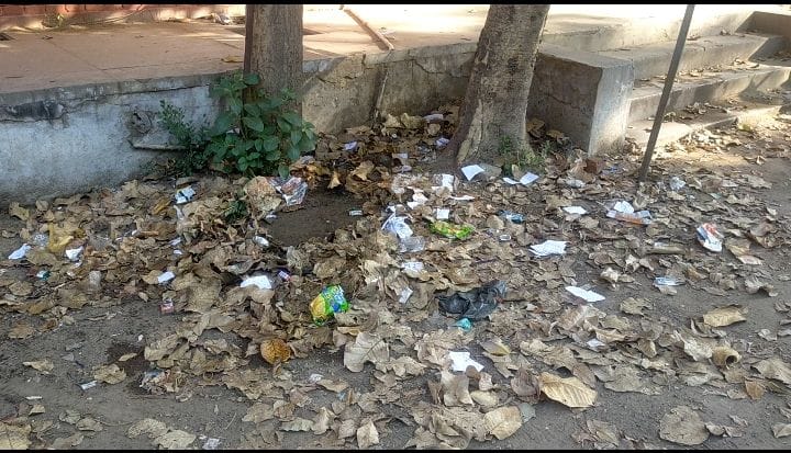 Due to the negligence of the Municipal Corporation, heaps of garbage have accumulated in the old Mini Secretariat premises.