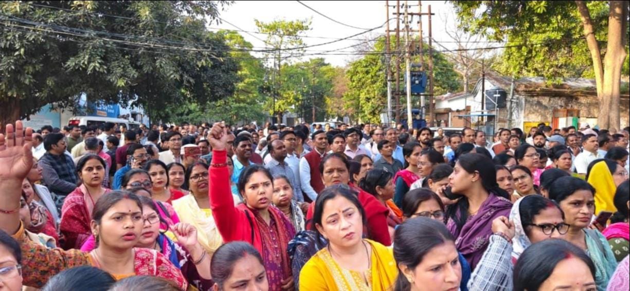 Teachers protest against TET requirement, raise slogans