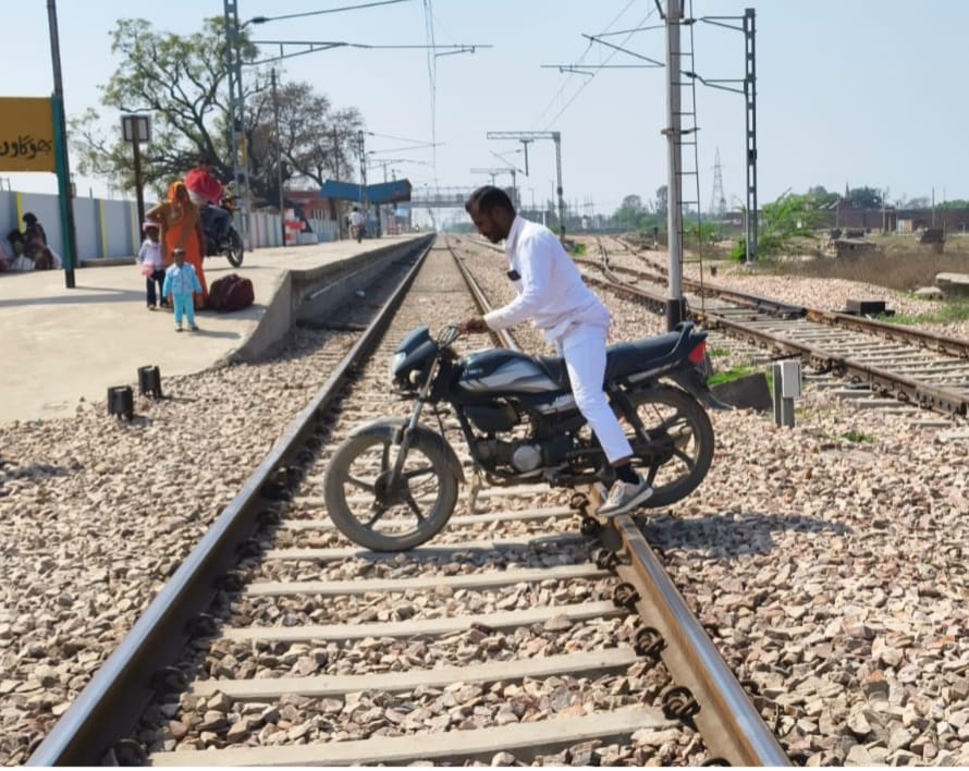 mainpuri news illigle rail crossing