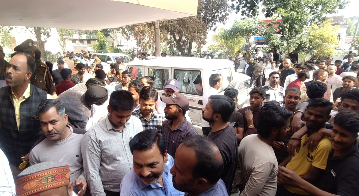 BJP leader arrested, workers surrounded the police station