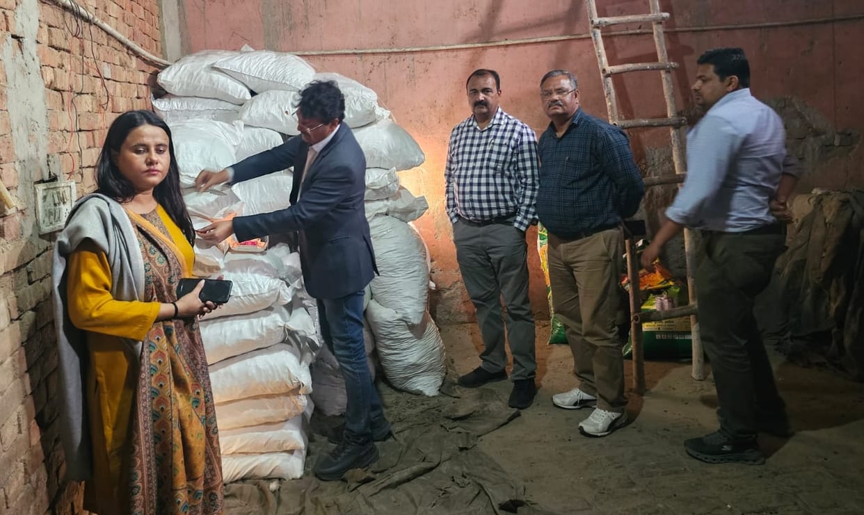 13 quintals of coloured waste seized after raid on house in Garh, suspected of adulteration