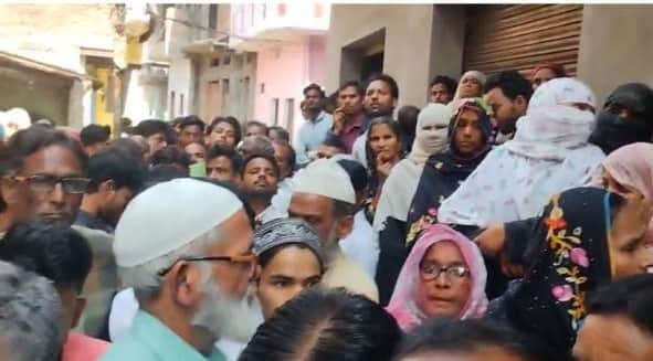 गोपीगंज में घायल की मौत के बाद विरोध प्रदर्शन करते लोग। संवाद