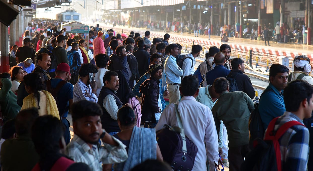 Kanpur: People rushing home for Holi, crowds gather at Central