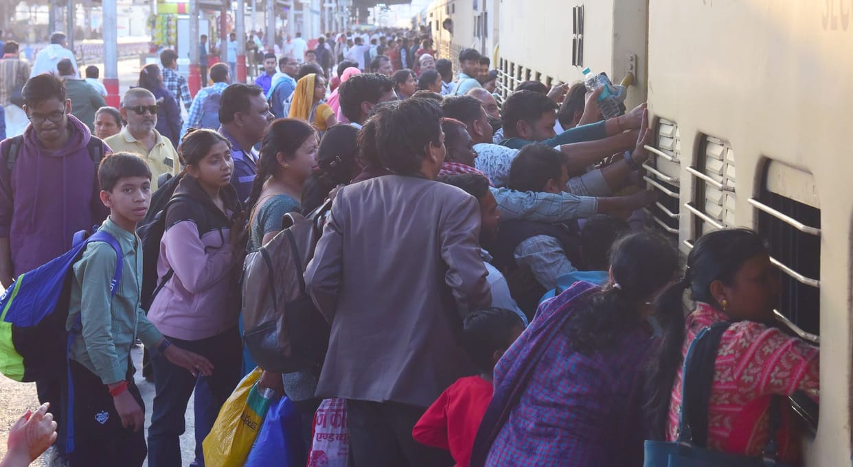 Trains are running full during Holi tickets are not available even on Tatkal air travel also become expensive