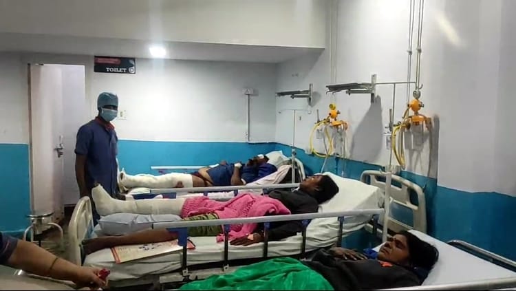 Bihar News: राष्ट्रीय राजमार्ग पर दर्दनाक हादसा, पर्यटकों से भरी ट्रैवलर ट्रक से भिड़ी, एक की मौत और 19 घायल