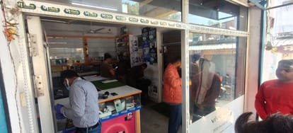 Lucknow News: थाने के सामने मोबाइल की दुकान में चोरी Theft in mobile shop in front of police station