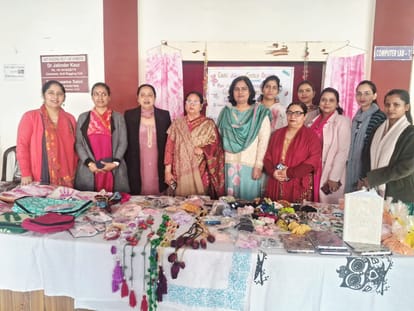 Exhibition organized in school, herbal colors became the center of attraction