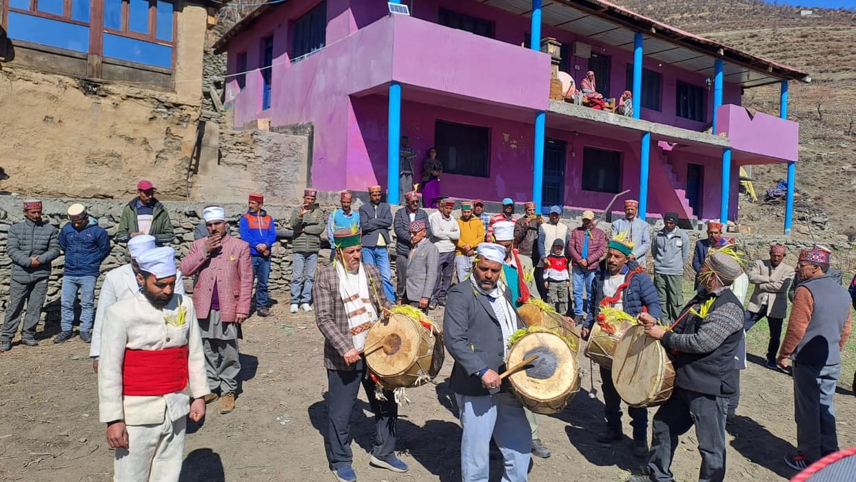 Divine splendor descended on the Pangi Valley, Jukaru connected the strings of hearts.