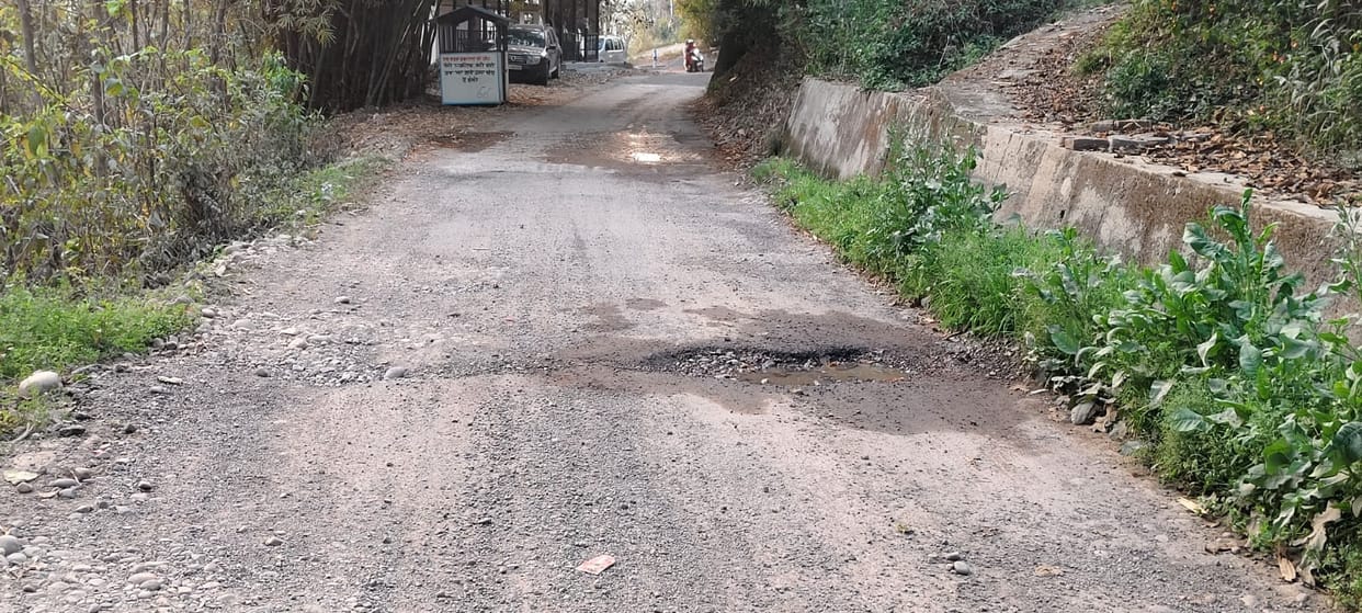 The condition of the Jol-Saloni-Byad road is dilapidated, there is a fear of accidents due to potholes.