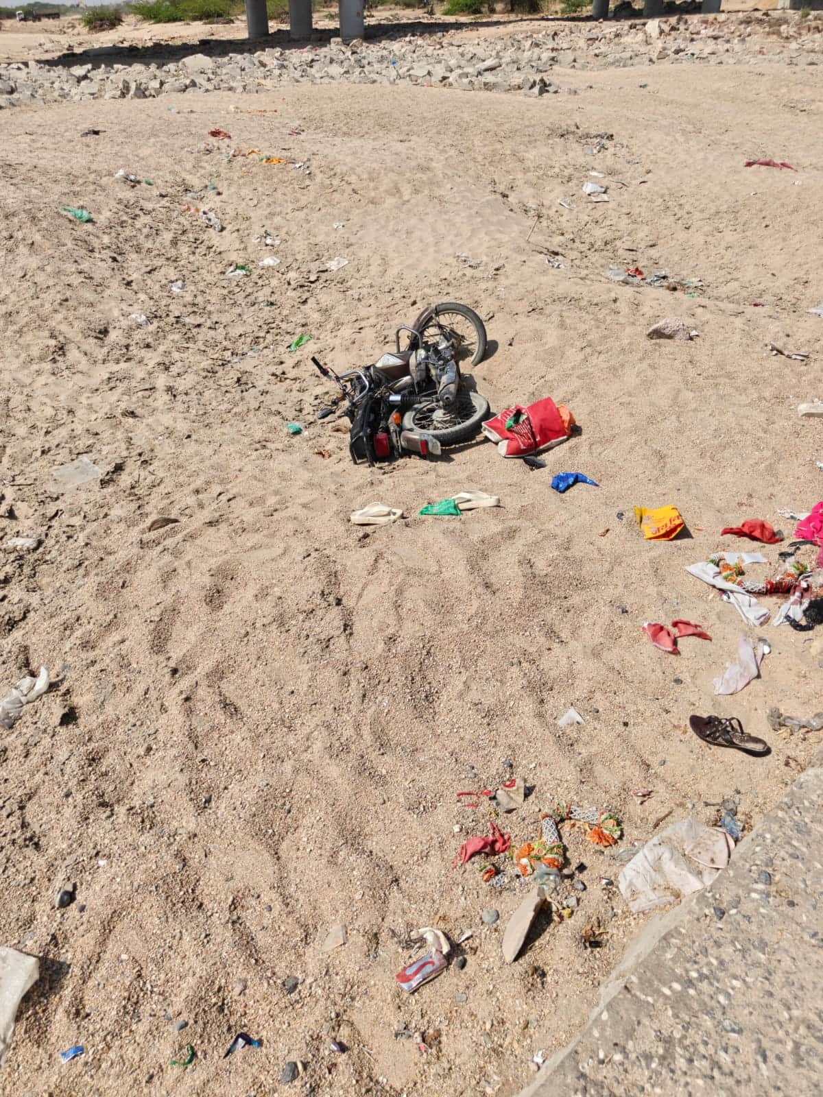 जालोर : स्कूटी समेत पुलिया से गिरे पिता-बेटी, 10 फीट नीचे गिरने से बुजुर्ग की मौत