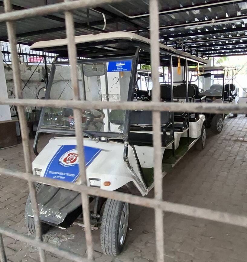 Vehicles in bondage, patients and attendants wandering on foot