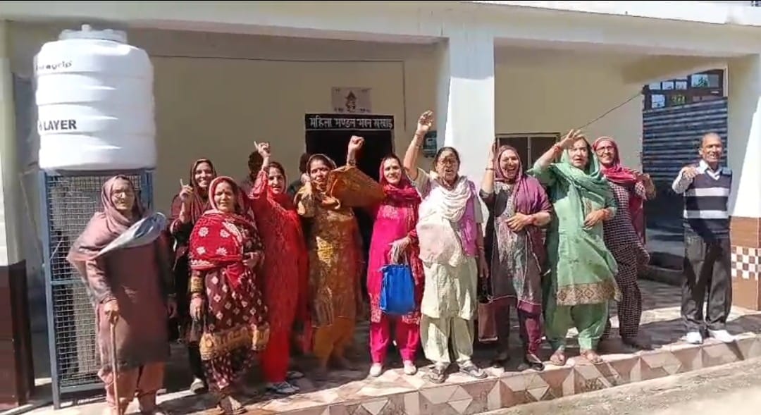 Now, women in Kharwad protested the installation of smart electricity meters.