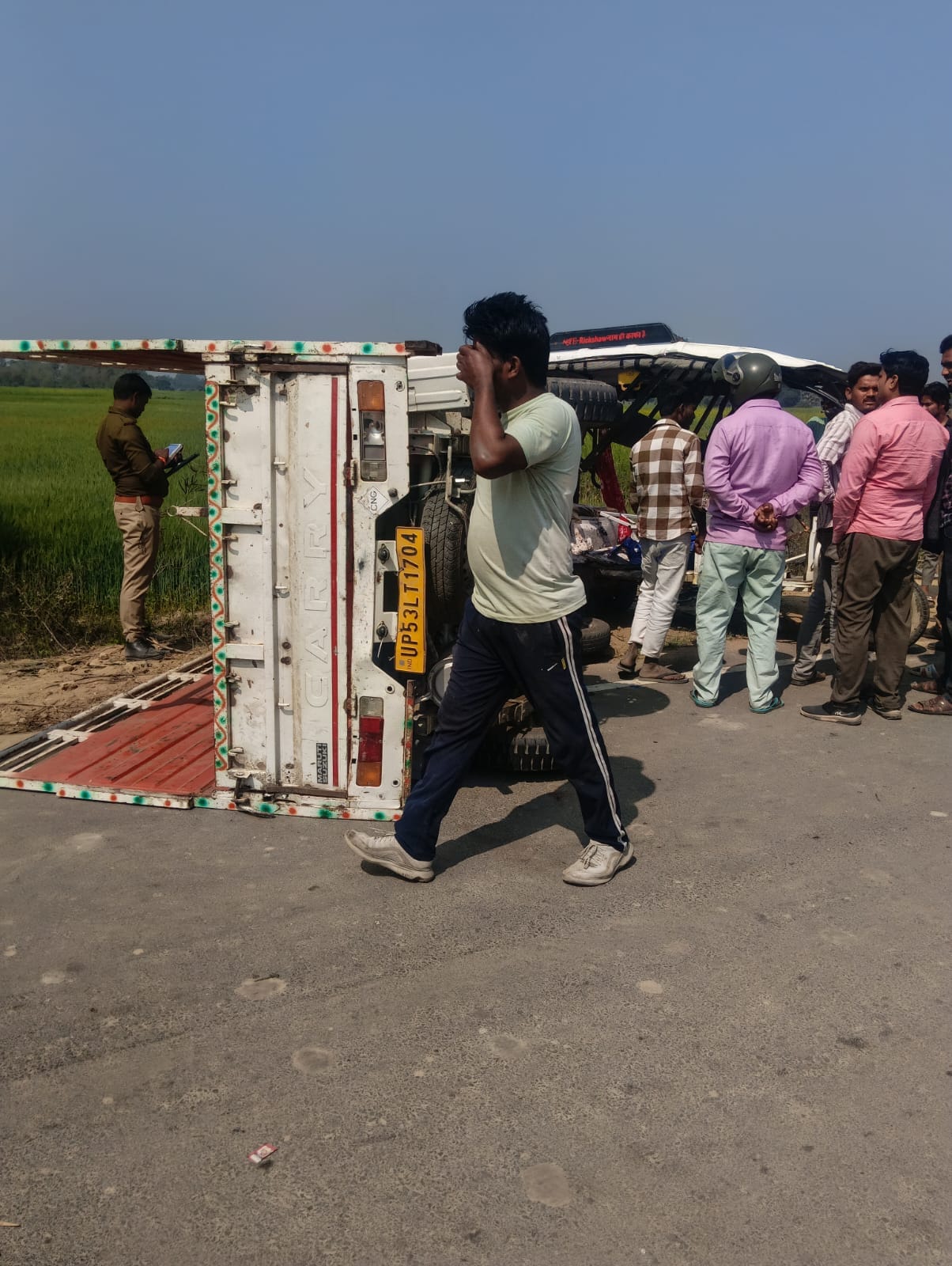 Three injured in collision between pickup and e-rickshaw