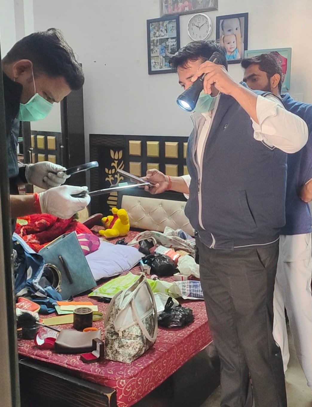 Thieves broke into the house by breaking the roof net and made away with jewellery worth Rs 4 lakh