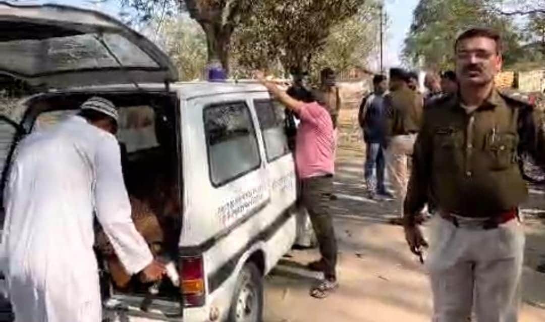 मौके पर मौजूद पुलिस।