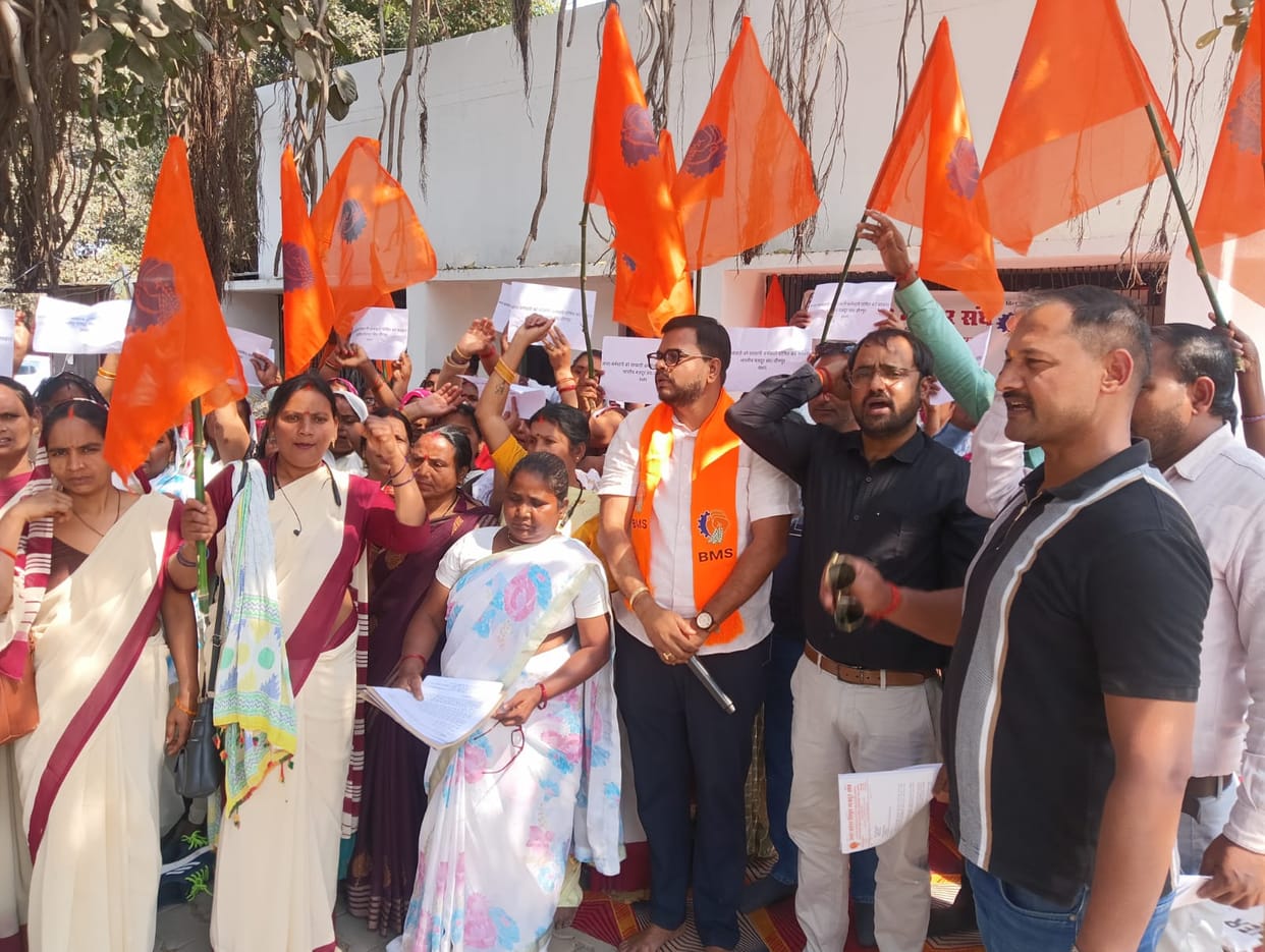 Protests were held to stop privatization and to demand old pension