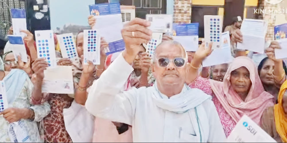 Elderly people, upset over not getting pension, protested and expressed their anger