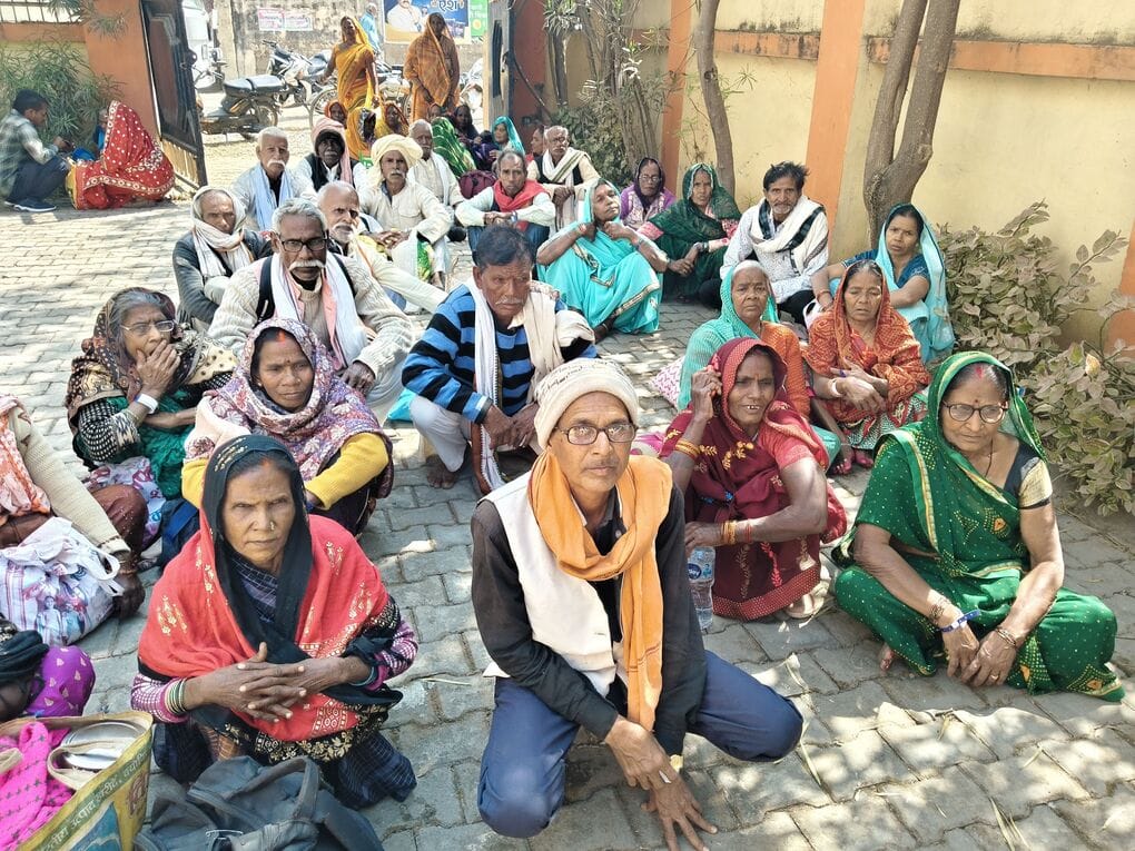 54 patients left for Chitrakoot for cataract operation