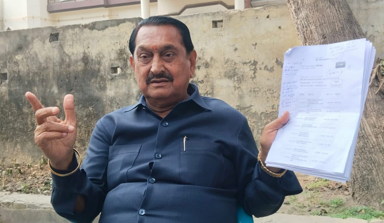 A scam worth lakhs was carried out in the Darau Gram Panchayat, money was withdrawn in the name of the jailed headman.