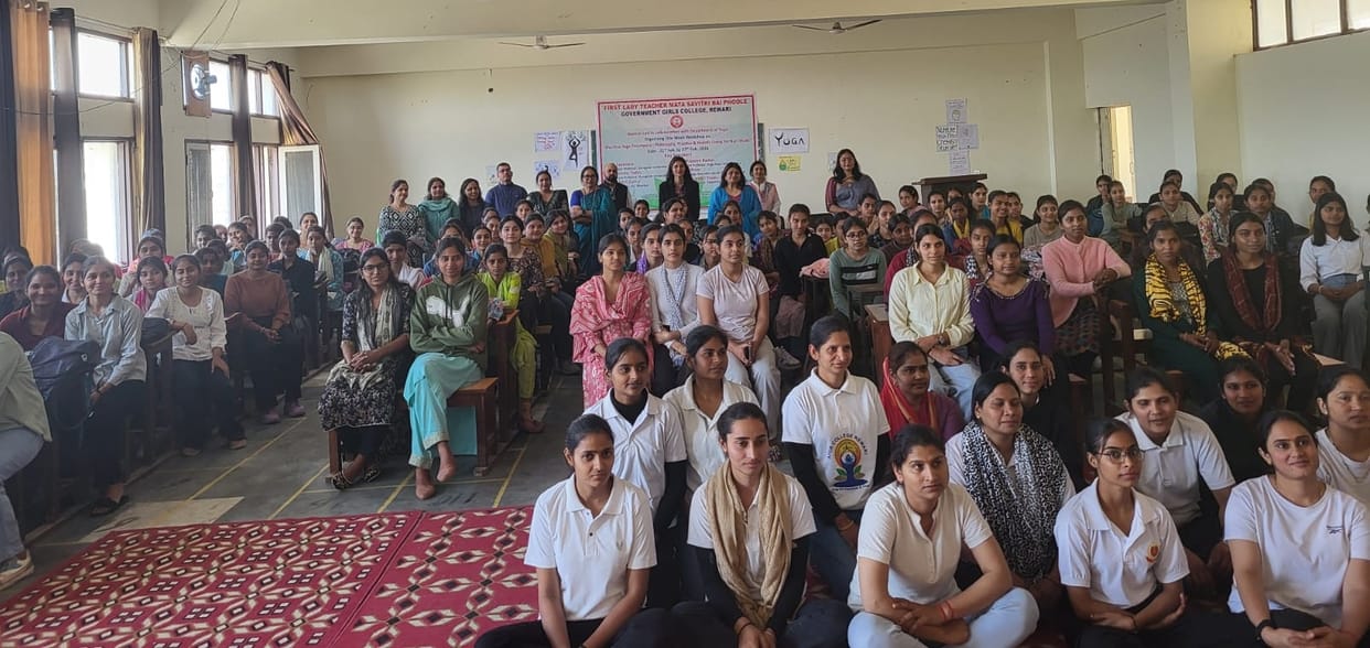 Discussion on happy life and yoga philosophy