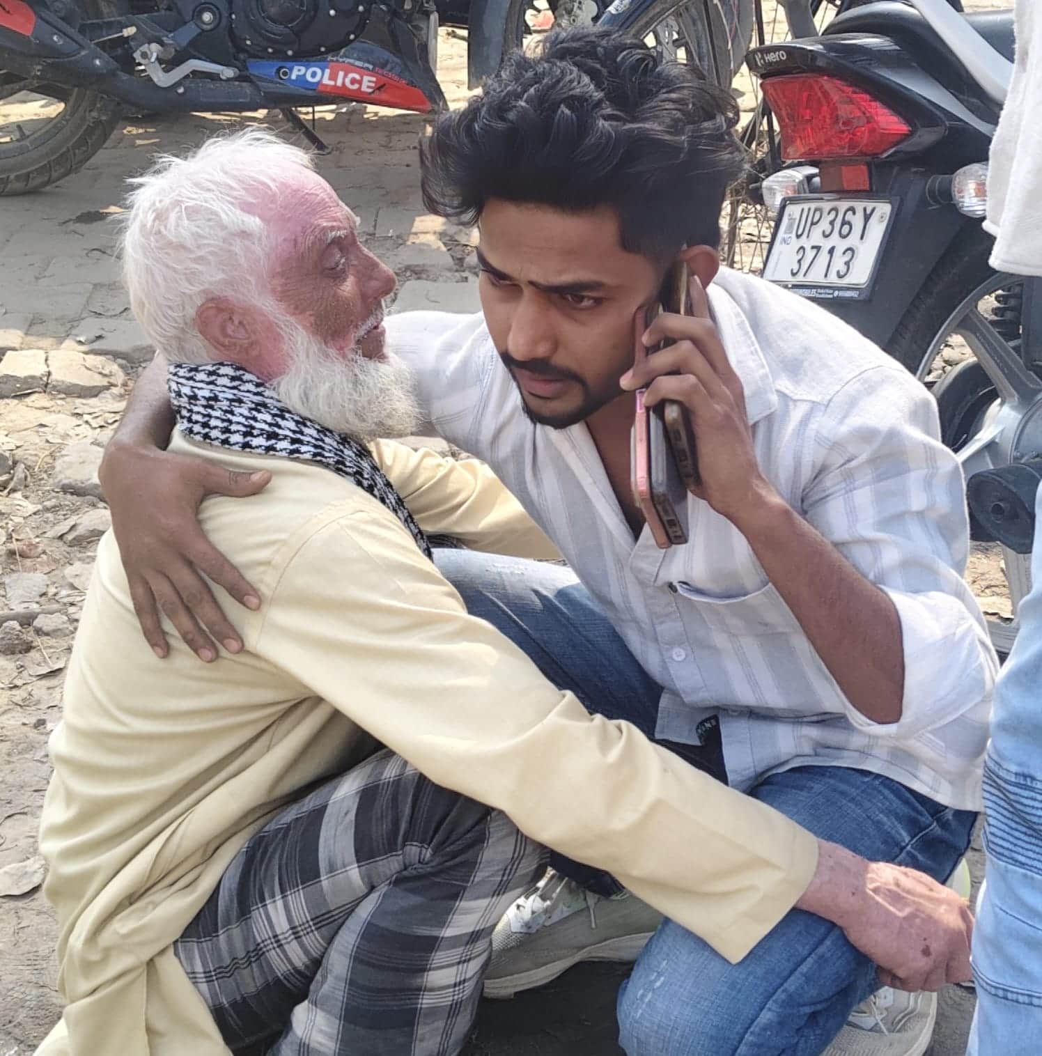 सीएचसी में अलाउद्दीन के गमगीन पिता।