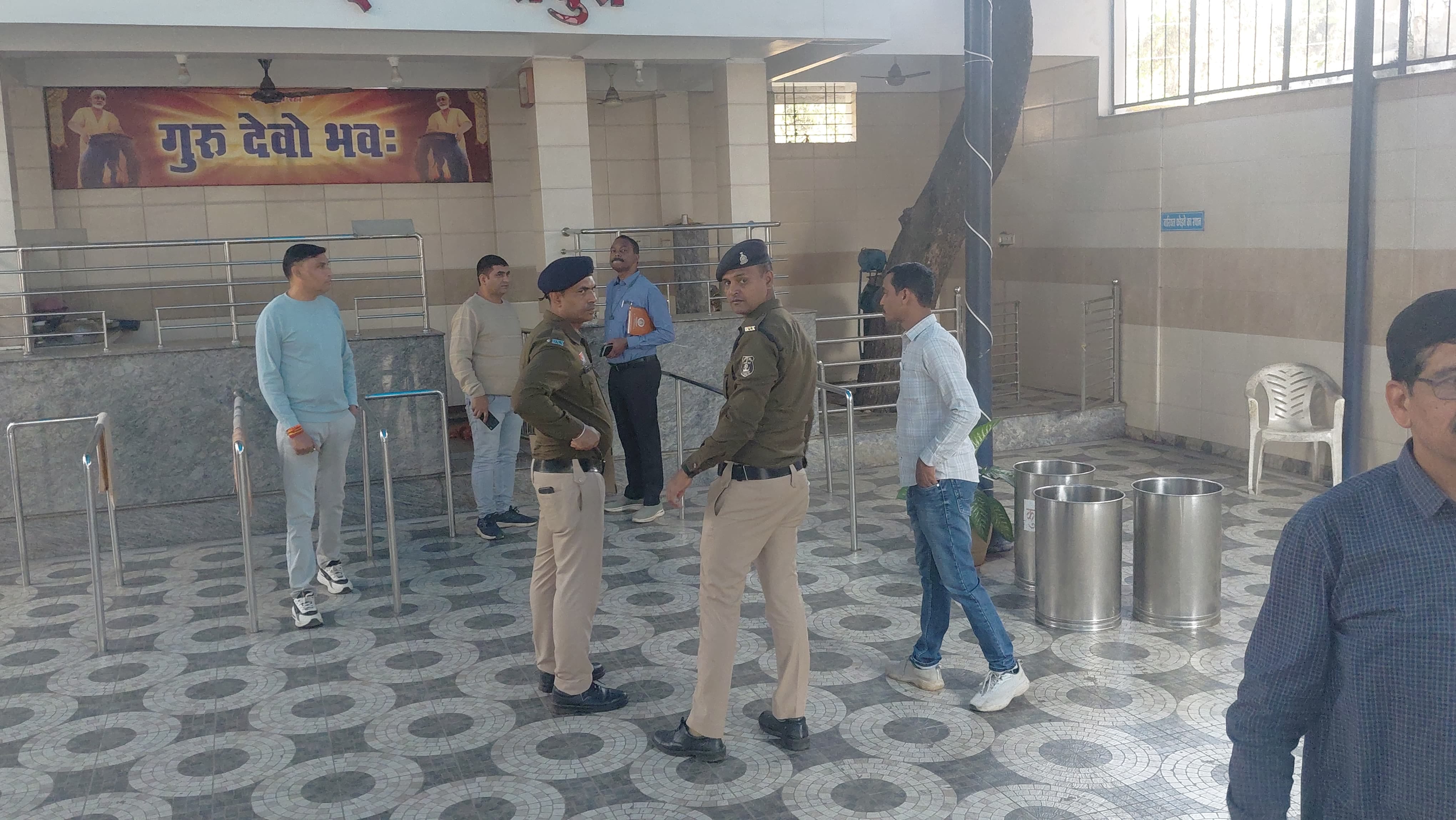 साईं मंदिर के गार्ड को बांधकर बनाकर मंदिर में चोरी