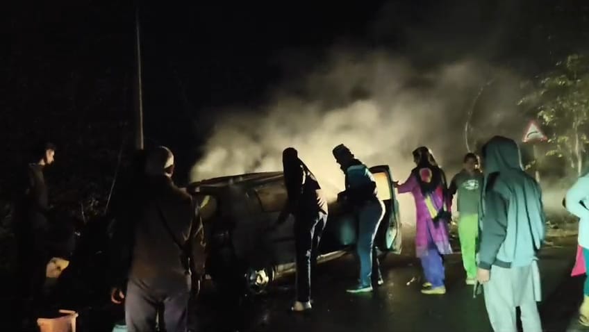 A car parked on the Salauni-Kathiyana road caught fire.