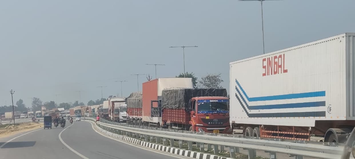 The border remained open till midnight to reduce traffic jams.