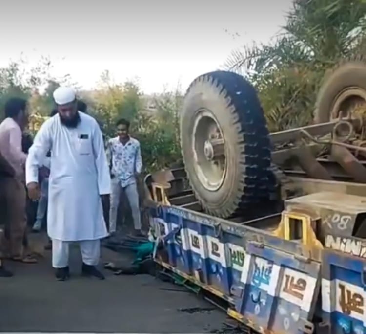 गुना में बड़ा हादसा: ओवरलोड ट्रैक्टर-ट्रॉली पलटी, सरियों के नीचे दबने से किसान समेत तीन लोगों की दर्दनाक मौत