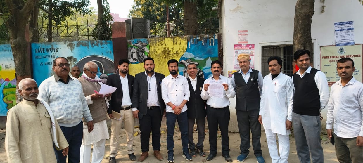 Congress wKushinagar newsorkers demonstrated at the Collectorate